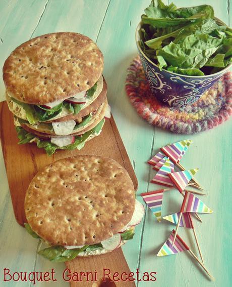 Sándwich de queso azul, rúcula y rabanitos