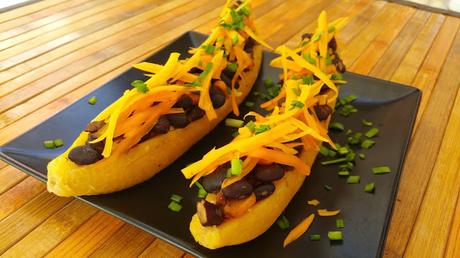 Canoas de plátano verde rellenas de judías negras y arroz