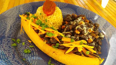 Canoas de plátano verde rellenas de judías negras y arroz