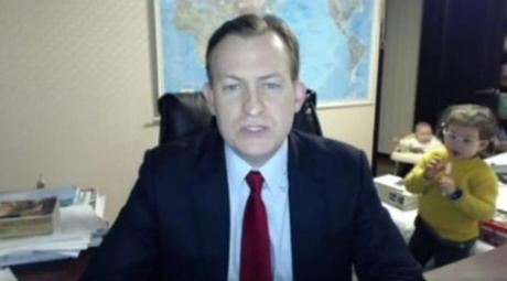 Video: académico es interrumpido por sus hijos en entrevista con la BBC