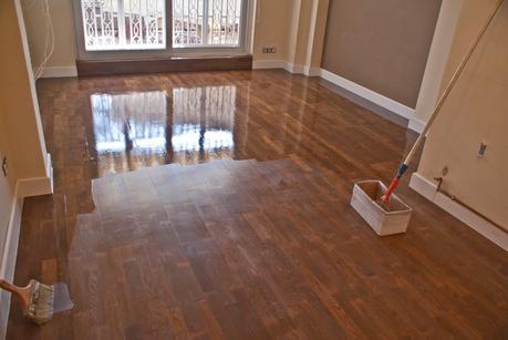 barnizar parquet teñido
