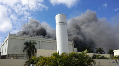 Fuego consume cartonera; 25 camiones bomberos luchan con llamas.