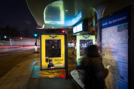 Lego Batman transforma una marquesina en un juego para promocionar la película lego-batman-marquesinas4