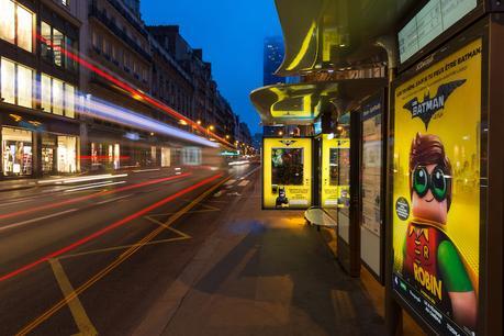 Lego Batman transforma una marquesina en un juego para promocionar la película lego-batman-marquesinas7