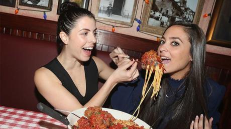 Sami Giancola celebra el Día Nacional de las Albóndigas en el Buca Di Beppo Times Square