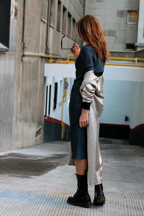 maxi bomber, dr martens y vestido de seda