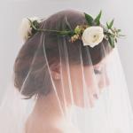 Peinados de novia 2017: Recogido bajo con corona de flores y velo