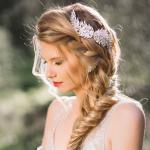 Peinados de novia 2017: Trenza lateral con accesorio