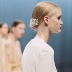 Peinados de novia 2017: Moño de bailarina bajo adornado