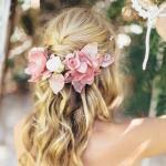 Peinados de novia 2017: Semirrecogido con flores