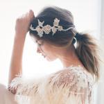Peinados de novia 2017: Coleta baja con accesorio