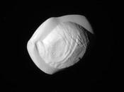 Pan, luna Saturno, desde Cassini