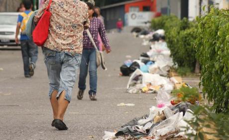 Ayuntamiento sancionará a cochinos que tiren basura en al calle