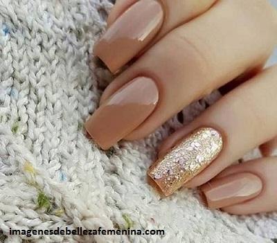 diseño de uñas naturales decoradas moda