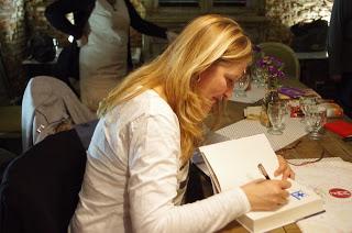 Encuentro con Luz Gabás (por su libro como fuego en el hielo )