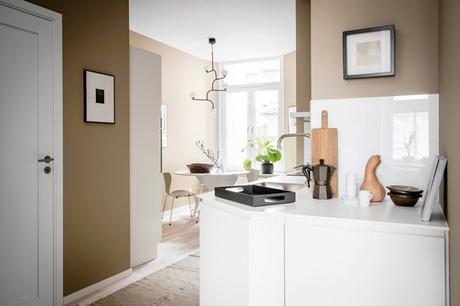 El apartamento del mes: sobriedad y elegancia en camel y rosa palo