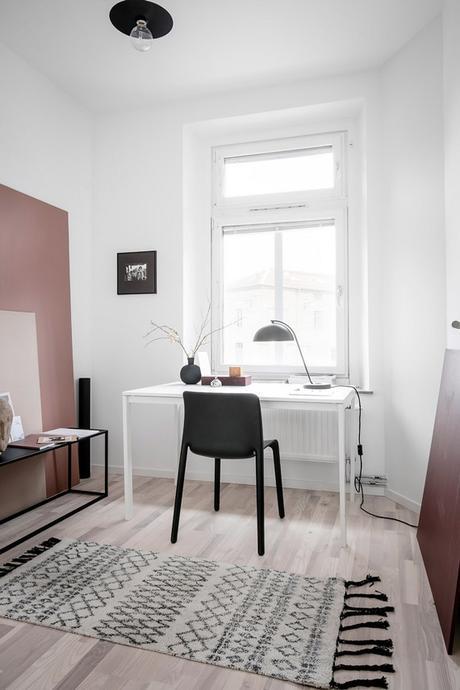espacio de trabajo, estilo minimalista con toques de color rosa palo