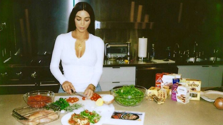 La nutricionista de Kim Kardashian cuenta cómo la celebritie bajó 32 kilos tras su embarazo