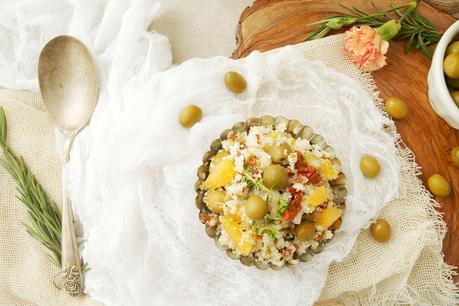 Cous cous de coliflor con aceitunas verdes y tomates secos