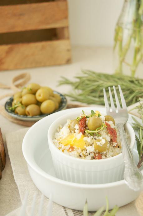 Cous cous de coliflor con aceitunas verdes y tomates secos