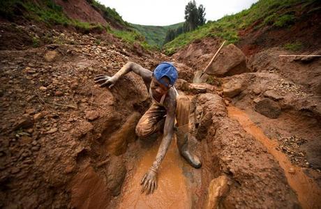 Trabajo de los mineros que extraen coltan del la mina de Senator Edouard Mwangachuchu en North Kivu (RDC). / Foto: Lucas Oleniuk (Efe)