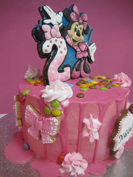 MINNIE DRIP CAKE