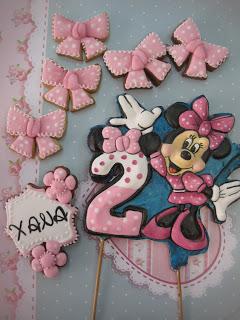 MINNIE DRIP CAKE