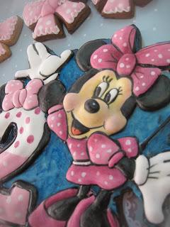 MINNIE DRIP CAKE