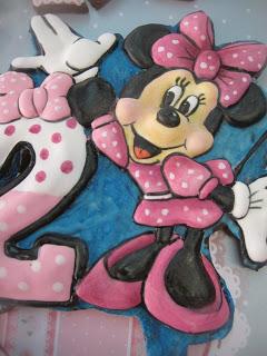 MINNIE DRIP CAKE