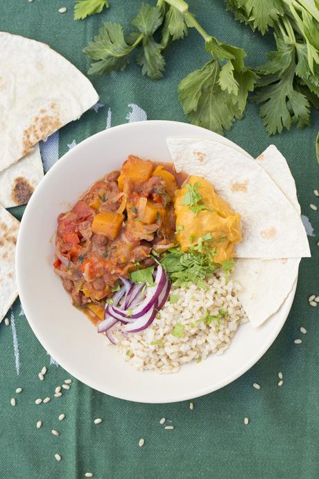 Chili vegetariano de calabaza con salsa dulce de boniato y coco