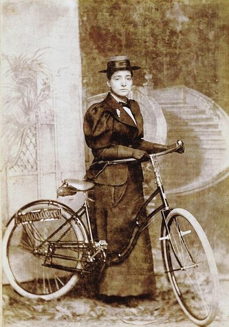 Recorriendo el mundo en bicicleta, Annie Londonderry (1870-1947)