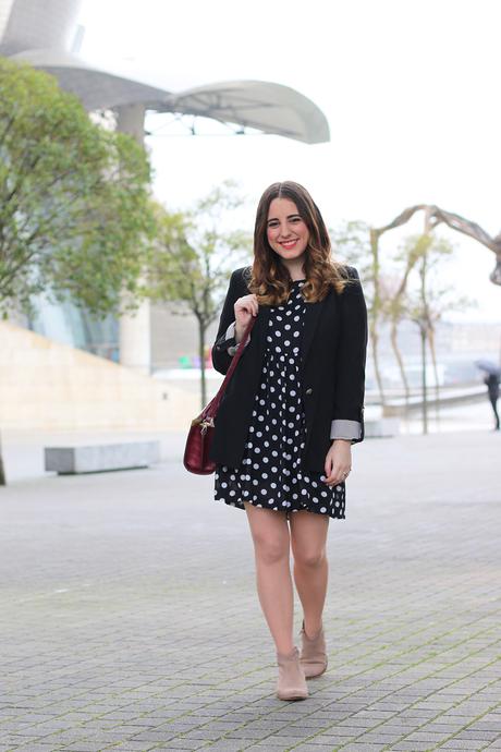 Outfit de primavera con vestido de lunares