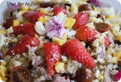 Ensalada de Quinoa, Fresas, Flores y Atún Rojo