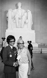 Joséphine Baker, fotografiándose delante de la estatua del presidente Lincoln.