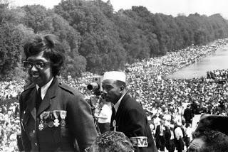 Joséphine Baker subiendo la escalinata del LIncoln Memorial, a punto de dar su discurso.