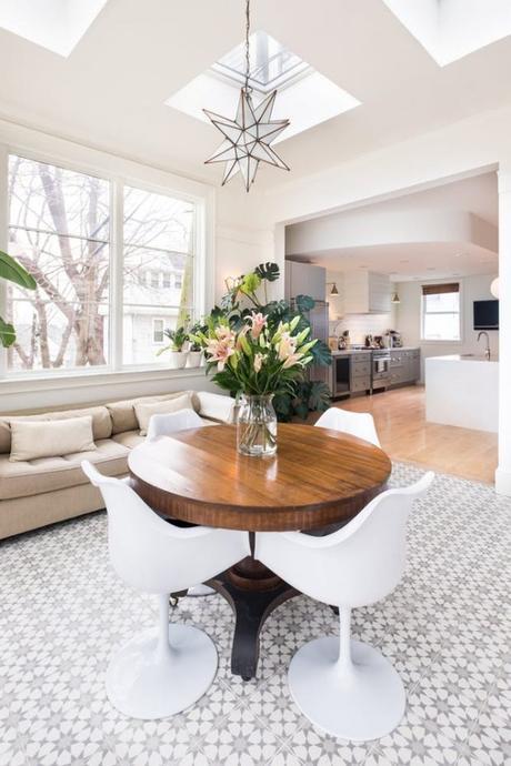 Un espejo barroco en el salon tragaluz techo comedor