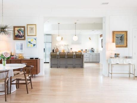 Un espejo barroco en el salon opened living room