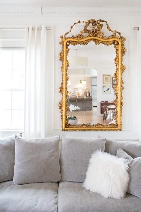Un espejo barroco en el salon golden and grey