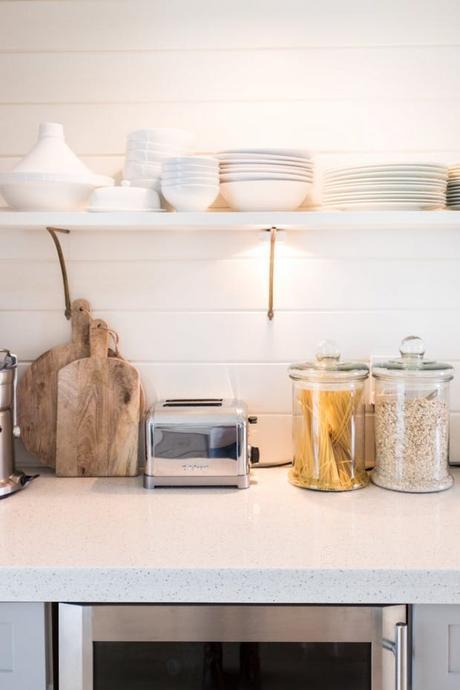 Un espejo barroco en el salon iluminacion sobre encimera
