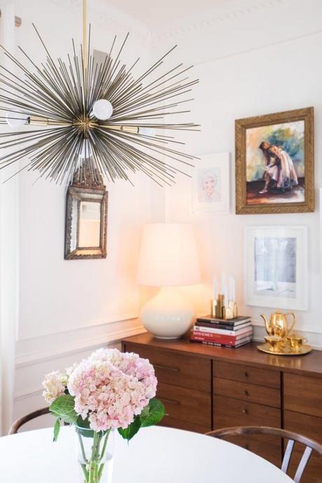 Un espejo barroco en el salon lampara erizo colgante