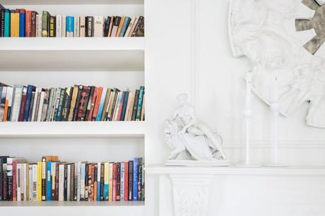 Un espejo barroco en el salon decorar quicio de chimenea