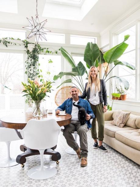 Un espejo barroco en el salon plantas grandes decoracion