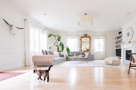 Un espejo barroco en el salon lightly living