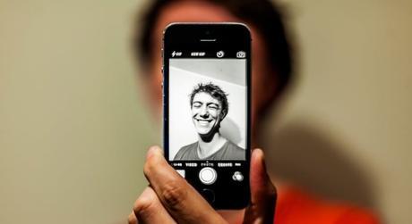 ​¿Por qué nos vemos feos en las fotos? La ciencia lo explica