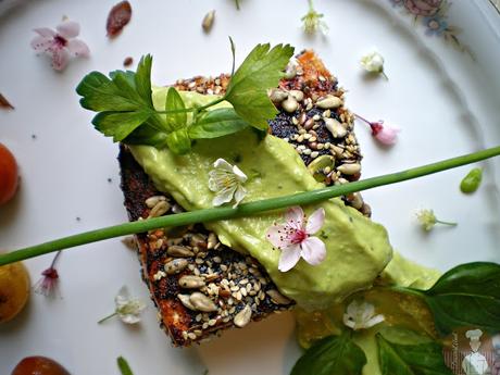 Salmón rebozado en surtido de semillas con crema de aguacates y albahaca