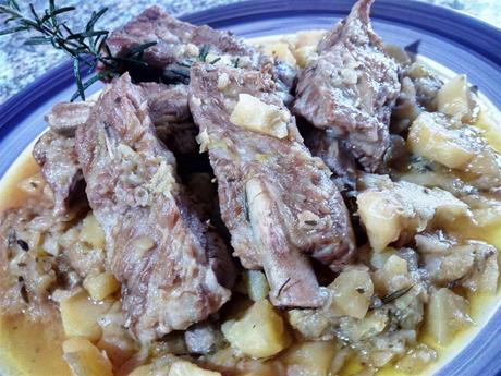 Repollo con costillas de cerdo y patatas - Costine di maiale con verze e patate - Pork ribs with cabbage and potatoes