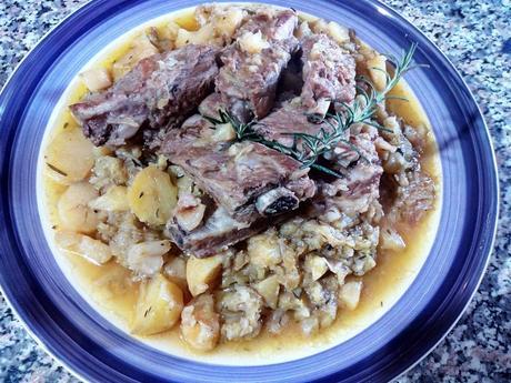 Repollo con costillas de cerdo y patatas - Costine di maiale con verze e patate - Pork ribs with cabbage and potatoes