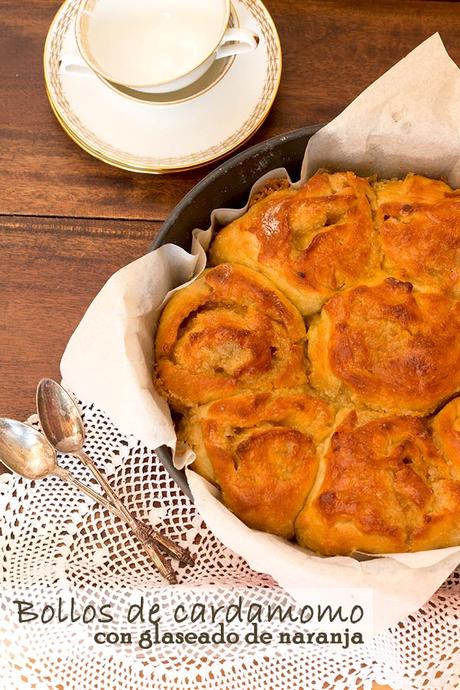 Bollos de cardamomo con glaseado de naranja