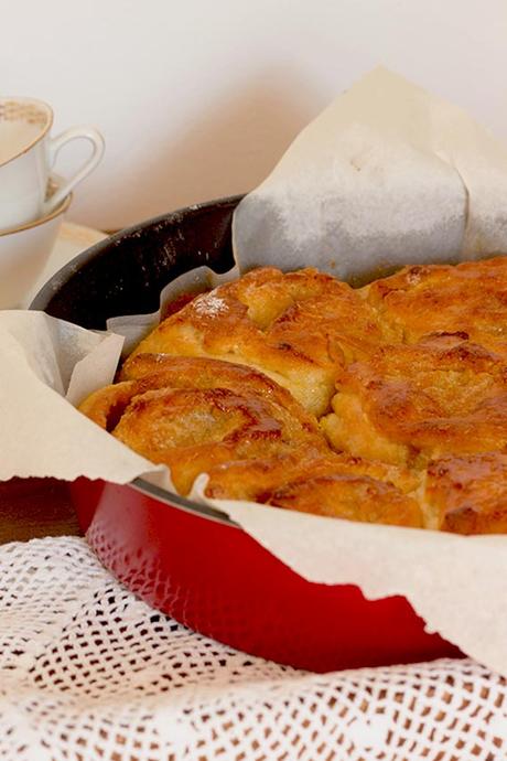 Bollos de cardamomo con glaseado de naranja