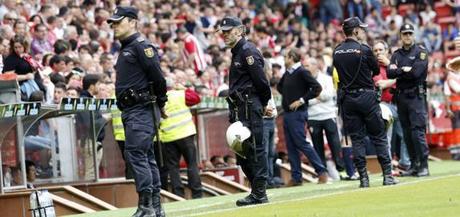 Agentes de la Unidad de Prevención y Reacción (UPR) de la Comisaría de la Policía Nacional de Gijón, durante un partido en El Molinón. 